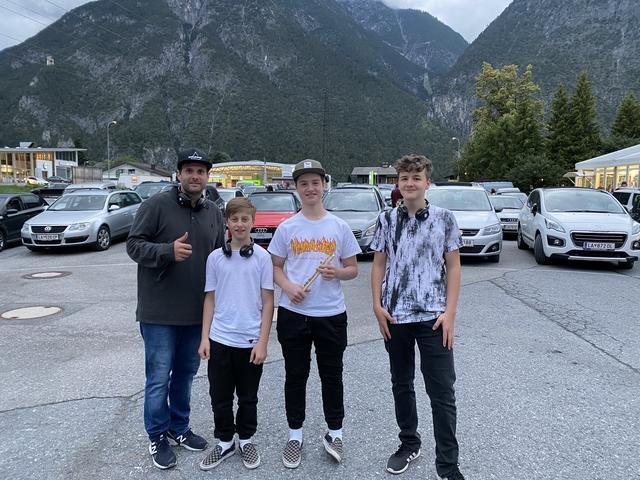 Die Band „AT“ absolvierte kürzlich ihren ersten Auftritt, im Bild zu sehen: Christoph Giggo Wolf (Leiter Homebase und Ideengeber Autokino Zams), die Bandmitglieder: Fabio Öttl, Matteo Öttl und Florian Haueis. | Foto: Nicole Öttl