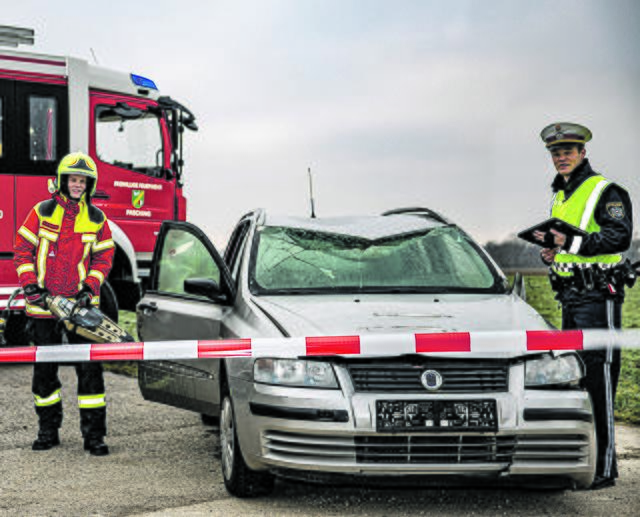 Ob bei seinem Brotberuf als angehender Polizist oder als Feuerwehrmann: Der Paschinger hilft gerne. | Foto: Erwin Leimlehner