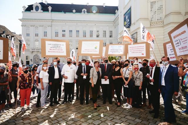 Demonstration vor dem Parlamentsquartier in Wien, weil die Bundesregierung „kein Ohrwaschl rührt“.