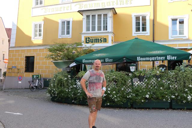 Bums'n-Wirt Helmut Schuster spricht angesichts der sich hartnäckig haltenden Verkaufsgerüchte des Traditionswirtshauses Klartext.