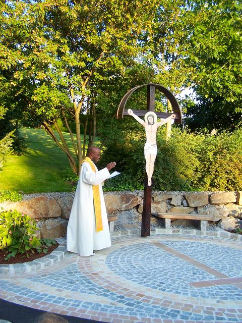 Pfarradministrator Christian Usche Ojene segnet das „Kiener-Kreuz“.  | Foto: Strohbach