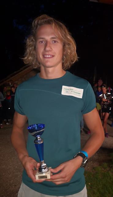Felix Bleier nach der Siegerehrung mit Pokal.