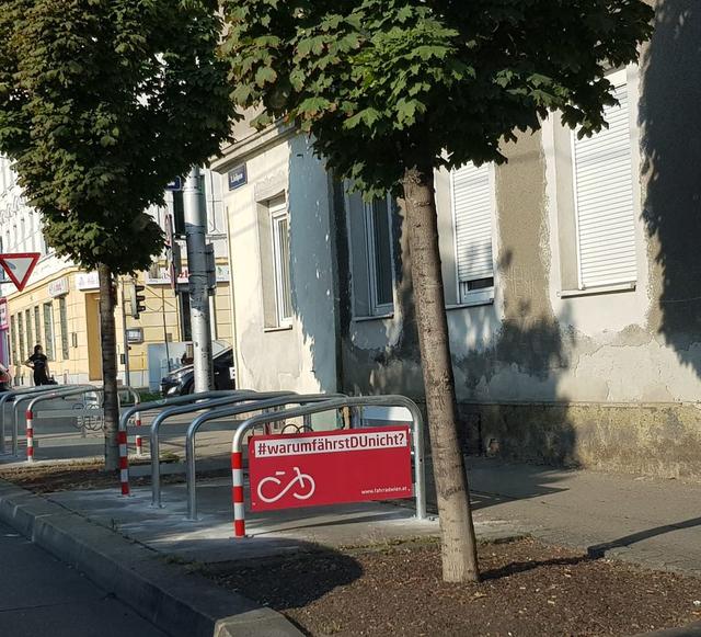 Ohne Parkplätze zu verlieren, werden in der Grillgasse 24 neue Radabstellplätze installiert.