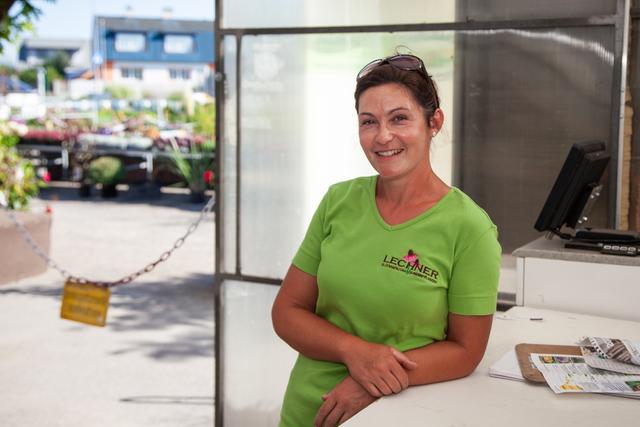 Helga Lechner, Gärtnereimeisterin und Spezialistin für Blühstaudend und Teichpflanzen bei Stauden-Lechner in Strasshof.