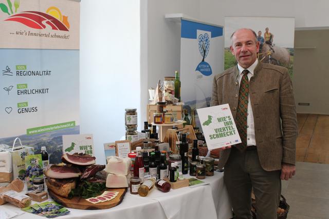 Landesrat Max Hiegelsberger und das neue Produzentenhandbuch von "Wie's Innviertel schmeckt". | Foto: BRS