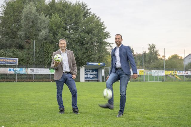 Bezirksparteiobmann Klaus Lindinger (re.) und Gerald Walter (li.), Obmann des SV Fenastra Krenglbach und ÖVP-Gemeindevorstand, sind überzeugt, dass der Unterstützungsfonds für Vereine eine Volltreffer ist.