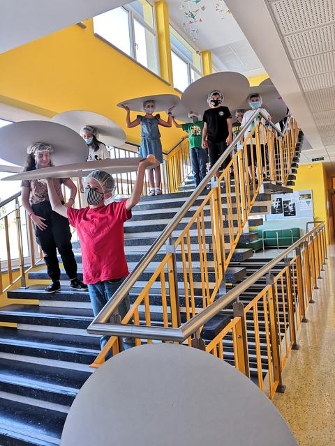 Abstand halten im Stiegenhaus am "Tag der Hygiene". | Foto: Mittelschule Mauthausen