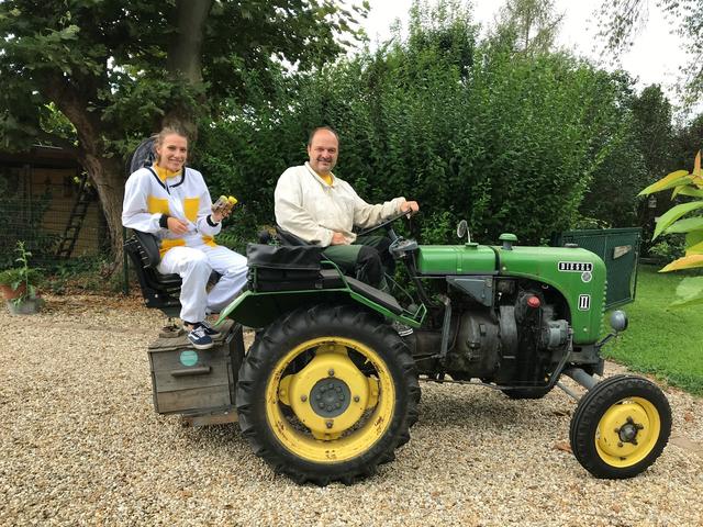 Honigproben-Transport nach steirischer Art: Mit seinem Steyr15 fährt Imker Boris Pruntsch mit Veronika Bugarova die Bienenstöcke ab.