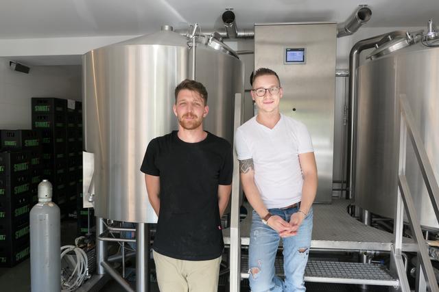 Benedikt Schilk (li.), der in der Gablitzer Privatbrauerei gerade die Lehre als "Brau- und Getränketechnologe" beginnt, ist ein guter Freund des vor kurzem ausgelernten Benjamin Kerber