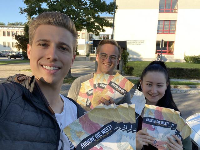SJ-Landessekretär Simon Luckinger, Maximilian Hrabec und Hanna Mohl verteilten Schulkalender in Oberpullendorf