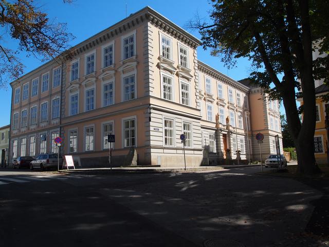 Von der Volksschule Groß Siegharts geht ein Cluster aus, der auch in die örtliche Pfarre reicht.