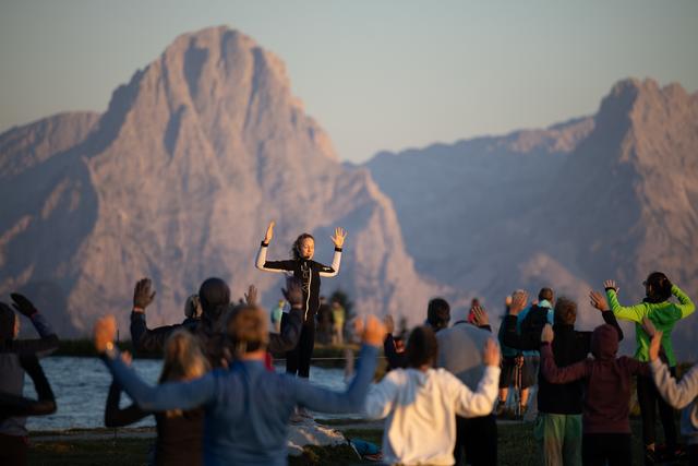 [f]Sport und Erholung am Berg:[/f] Bergyoga in Hinterstoder vor eindrucksvollem Panorama. | Foto: Hinterramskogler