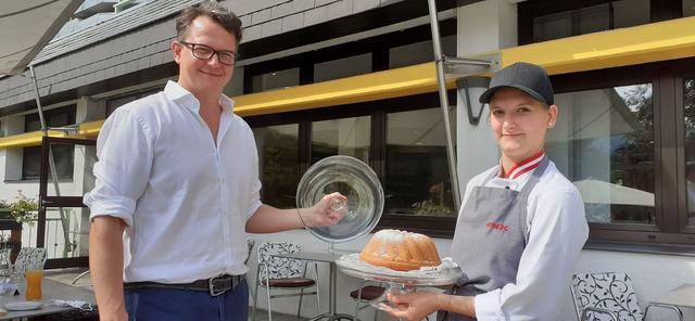 Seminar-Park-Hotel-Direktor Gernot Zeglovits mit Köchin Sarah Knauder (21) samt leckerem Guglhupf.
