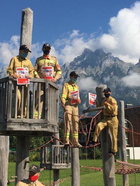 Die erfolgreichen Jungfeuerwehrler Bernhard Huber, Max Huber, Eric Leitinger und Moritz Rettensteiner konnten ihr Leistungsabzeichen in Gold in Werfenweng vor der Kulisse des Tennengebirges in Empfang nehmen.