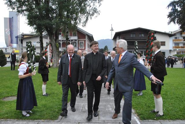 Durch das Spalier der Jungtrachtler marschierten Bürgermeister Josef Ritzer, Pfarrer Rainer Hangler und Felix Strasser, Obmann des Pfarrkirchenrates. | Foto: Eberharter