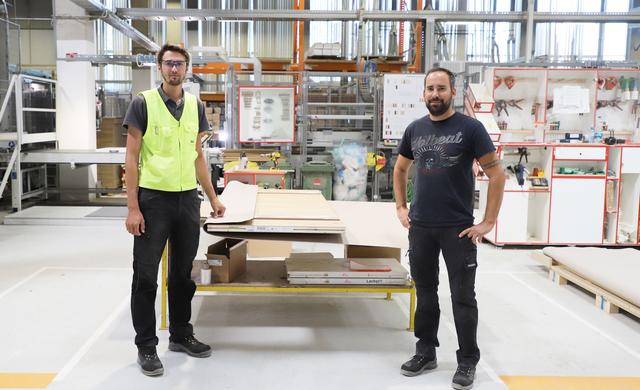 Bernhard Maierhofer (li.) und Markus Mandl vor der neuen, umweltschonenden Stilverpackung.