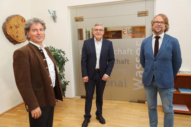 Die neuer Referatsleiter Alexander Kranabetter (Immissionsschutz; li.) und Philipp Weis (Öffentlicher Verkehr und Verkehrsplanung; re.) mit Landesrat Josef Schwaiger.