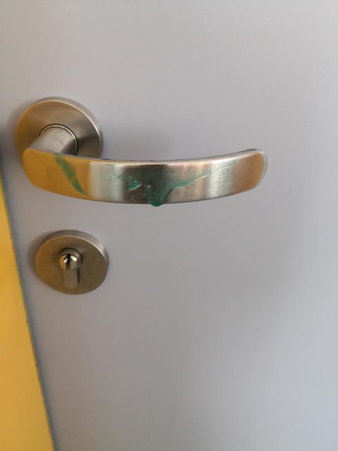 Die Kinder probierten mit Seife aus, was passiert, wenn die Hust- und Niesetikette nicht eingehalten wird. | Foto: Mittelschule Mauthausen