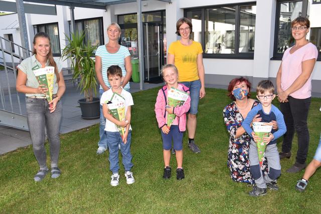 Das Bäuerinnen-Team Pabneukirchen überbringt den 23 Schülern der 1. Klasse VS regionale Schultüten.  | Foto: Robert Zinterhof