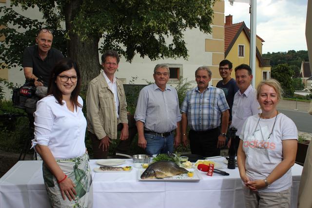 Sabine Daxberger (ORF NÖ-Regie) und Schüttkastenchefin Theresa Pichler (vorne), Christoph Koller (Kamera), Nationalparkdirektor Christian Übl, Leadermanager Roland Deyssig, Bgm. Johann Glück (Geras), Johannes Gasthuber (Ton) und Wohlviertler Regionsobmann Bgm. Franz Linsbauer (v.l.n.r)