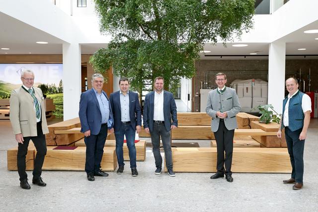 Landesrat Markus Achleitner bei Hargassner in Weng (v.l.n.r.): LAbg. Ferdinand Tiefnig, Anton Hargassner sen., Anton Hargassner jun., Markus Hargassner, Landesrat Markus Achleitner und Bgm. Josef Moser.