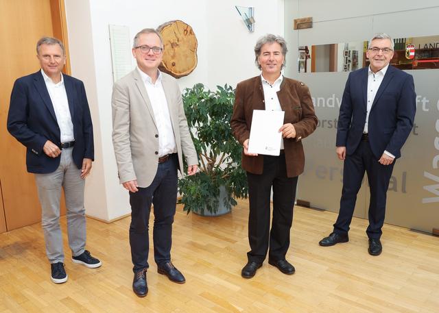 Dekretübergabe an den neuen Referatsleiter für Immissionsschutz Alexander Kranabetter (2.v.r.) im Büro von Landesrat Josef Schwaiger (re). Mit im Bild: Landesamtsdirektor Sebastian Huber (li.) und Markus Graggaber (Leiter Abteilung Natur, Umwelt und Gewerbe).