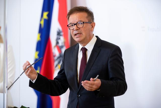 Gesundheitsminister Rudolf Anschober appelliert an die Bevölkerung, sich wieder wie im Frühling zu verhalten. Dazu gehört: Abstandhalten, Händewaschen und mit Hausverstand agieren.