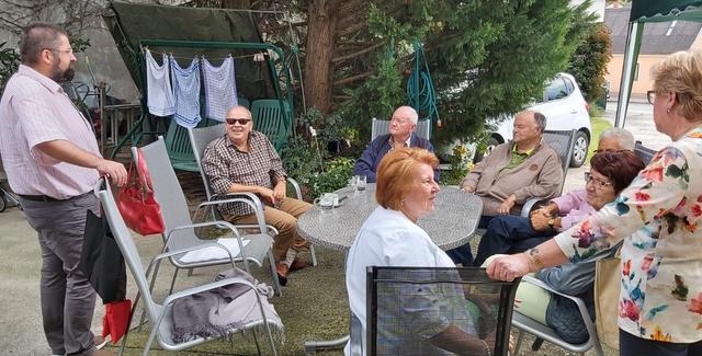 Im Hof von Obfrau Maria Unger gab es die Gelegenheit zum Gespräch mit dem vor kurzen gewählten Vizebürgermeister Jochen Müllner (li. stehend) Walter Perutz, Wolfgang Zutz, Beate Tesch, Eva Zach, Emma und Robert Kuntscher 