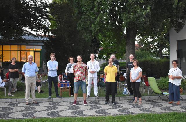 Bürgermeister Zimmermann mit Besuchern beim Kinoabend. | Foto: Foto: Hanel