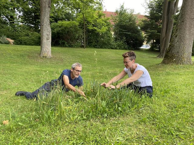 Friedrich Schwarz, Leiter des Botanischen Gartens und Stadträtin Eva Schobesberger informieren jetzt über das Mitmachprojekt "Linz tierisch". | Foto: Stadt Linz