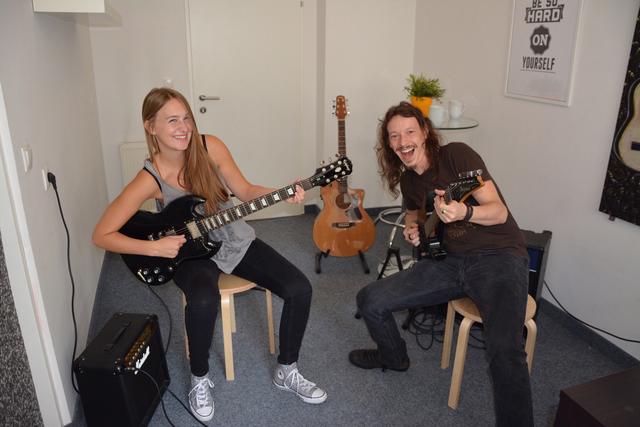 Anna-Christina Zechmeister und Benjamin Dengler bringen im Musikzentrum Linz ihren SchülerInnen die eigenen Lieblingssongs bei.