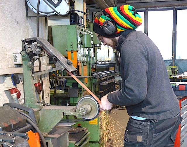 Marian Boschner aus Deutschland arbeitete vier Wochen bei der Tiroler Edelschmiede in Waidring. | Foto: Edelschmiede