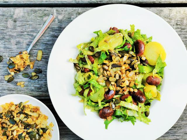 Endiviensalat mit Erdäpfel, Käferbohnen und Zwiebel-Körndl-Topping