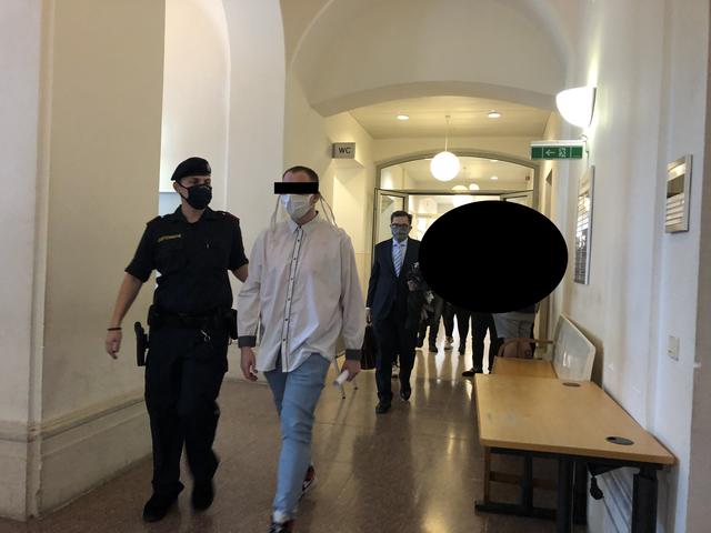 Der Angeklagte (2.v.l.) wird in den Gerichtssaal gebracht. Rechts sein Anwalt Daniel E. Jahrmann.