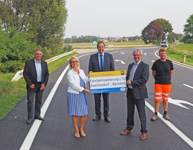 Helmut Salat (Leiter der NÖ Straßenbauabteilung Tulln), Marion Török (Bürgermeisterin von Zwentendorf), Josef Decker (NÖ Straßenbaudirektor), Landtagspräsident Karl Wilfing und Andreas Figl (Straßenmeisterei Atzenbrugg).