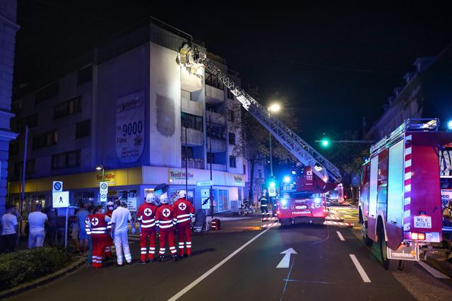 Die Einsatzkräfte verhinderten durch rasches Einschreiten ein Übergreifen des Brandes auf andere Wohnungen.