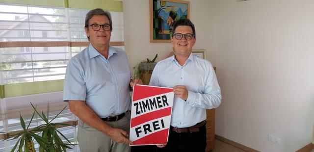 Gutaus Bürgermeister Josef Lindner und dessen Sohn Michael, Landtagsabgeordneter der SPÖ, betonen: „Wir haben Zimmer frei für unbegleitete minderjährige Flüchtlinge.“ | Foto: Volkshilfe OÖ