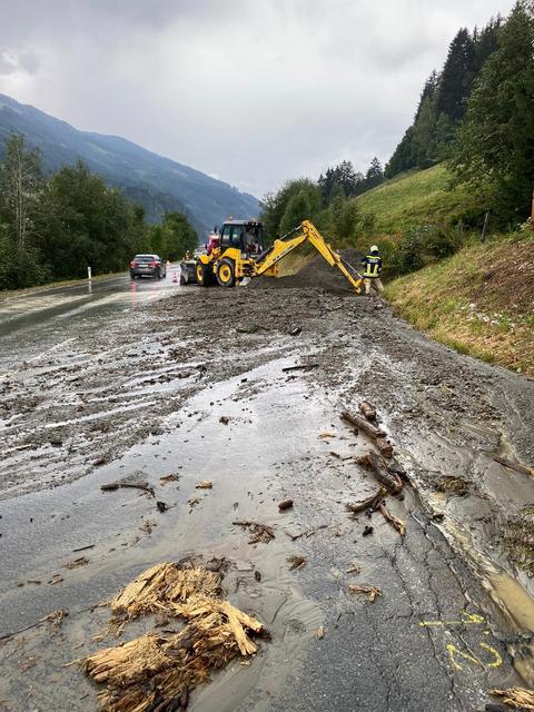 Die Straße musste von Schotter und Geröll befreit werden.