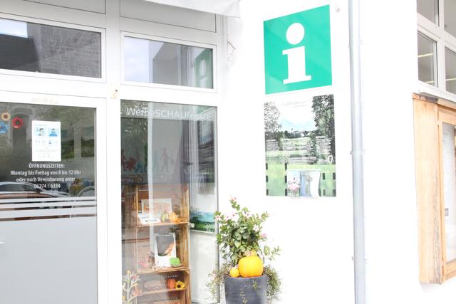 Informationen: Werbeschaufenster beim Tourismusverband.