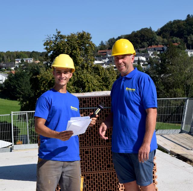 Lehrling Eric Gutenbrunner mit dem Lehrlingsbeauftragten der Firma Simader, Reinhard Gaisbauer