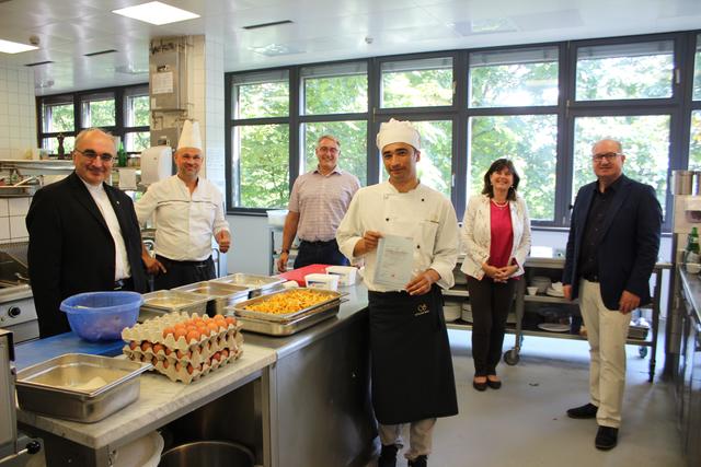 V.l.: Bischof Wilhelm Krautwaschl, Küchenchef Hugo Fuka, Christian Kollmann (AMS Leibnitz), Ruhollah Rasuli, Dir. Andrea Kager-Schwar und Heinz Hödl (INPETO).