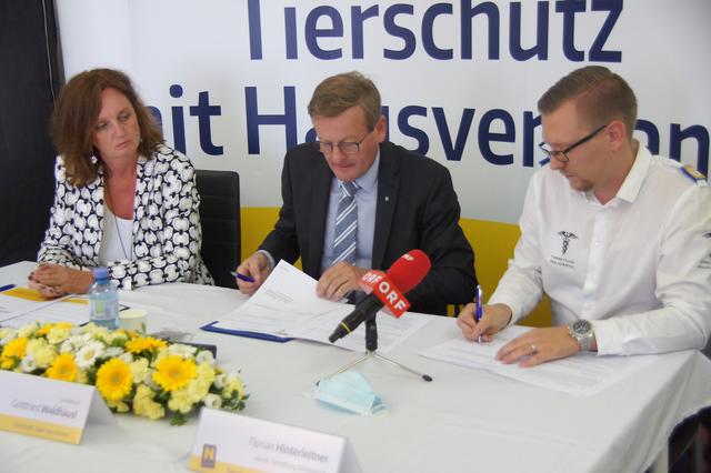 Vertragsunterzeichnung: Landesrat Gottfried Waldhäusl, Präsident Florian Hinterleitner