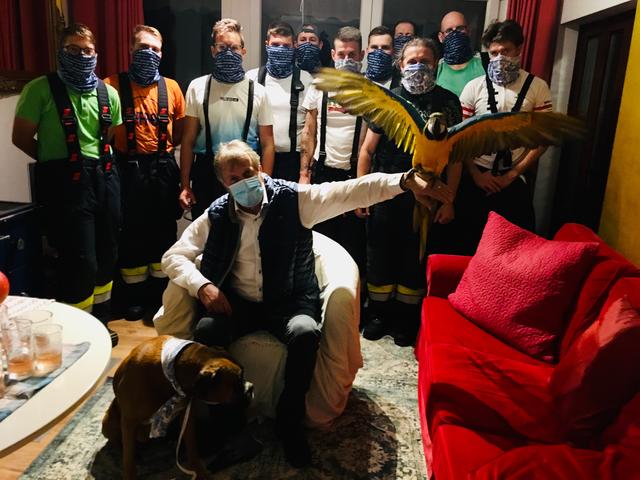 Papagei Kiki konnte von der Feuerwehr gerettet werden und wurde zurückgebracht.