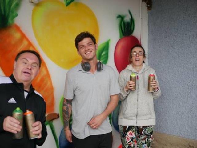 Kunstschaffende unter sich: Stefan Temmel alias Stebo Art (Mi.) flankiert von Adolf Brunner und Sabine Thaller, beide Malwerkstatt Graz von Jugend am Werk.

 | Foto: Jugend am Werk Steiermark