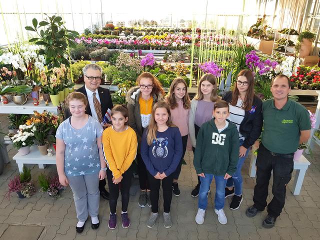 Bezirksstellen-Obmann Peter Hopfeld besuchte letztes Jahr mit Schülerinnen und Schülern der 3. und 4. Klassen der MS Ernstbrunn und Harmannsdorf die Gärtnerei Sommer.