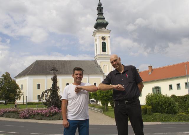 Martin Muhr von UNIDEKO und Pfarrer Gerhard Harkam auf Corona-Distanz