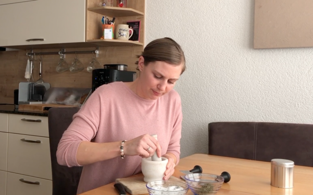 Im Video zeigt Conny Mujkic, wie man den Thymian am besten zerkleinern kann.