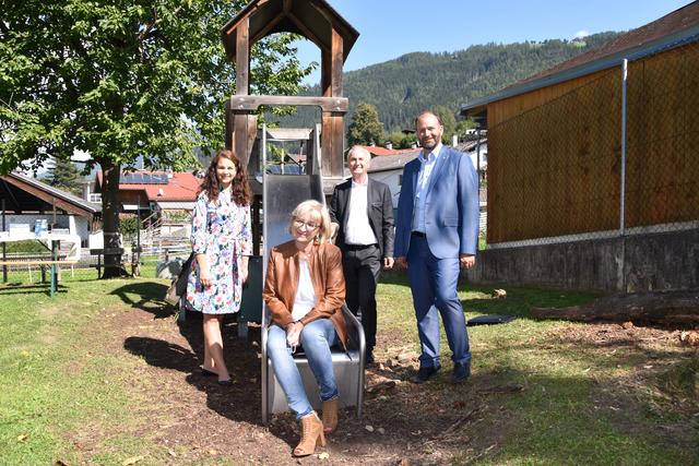 Kindergartenleiterin Christina Ullrich, LR Beate Palfrader, IV-GF Eugen Stark und Bgm. Daniel Stern freuen sich, dass der Miederer als erster aller 479 Kindergärten im Land Tirol mit dem Qualitätszertifikat „MINT“ ausgezeichnet wurde. | Foto: Kainz