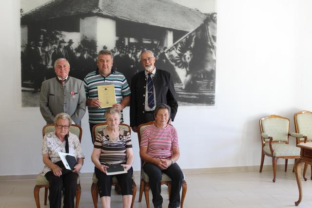 Auszeichnungen des ÖSK in Neckenmarkt: Stefanie Zutz, Theresia Kerschbaum, Marianne Klausz sowie Ernst Sonnleitner, Bgm. Hannes Igler und Oberst i.R. Wolfgang Wildberger