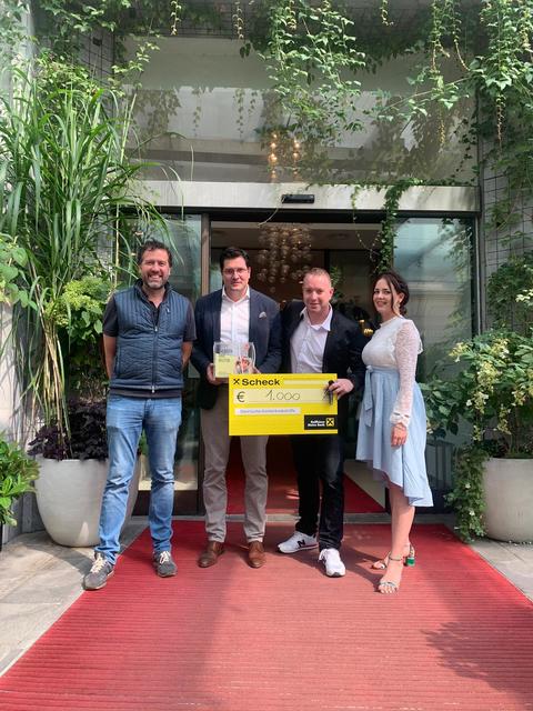 Große Freude über weitere 1.000 Euro für die Kinderkrebshilfe: Florian Weitzer (Weitzer Hotel-Gruppe), Mario Walcher (Obmann Steirische Kinderkrebshilfe), Jürgen Gschwendter (Spenden-Initiator und Haubenkoch), Saskia Snajda (Grillkoch-Team)